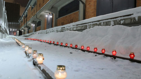 Białystok, 09.02.2021. Uroczystość „Światło Pamięci” przed Muzeum Pamięci Sybiru w Białymstoku. Uroczystość upamiętnia 81. rocznicę pierwszych deportacji na Wschód. W nocy z 9 na 10 stycznia 1940 r. rozpoczęła się pierwsza z czterech masowych wywózek obywateli polskich na Syberię. Fot. PAP/A. Reszko