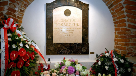 Wieńce przed grobem ks. arcybiskupa Ignacego Tokarczuka w podziemiach bazyliki archikatedralnej w Przemyślu. 06.02.2021. Fot. PAP/D. Delmanowicz