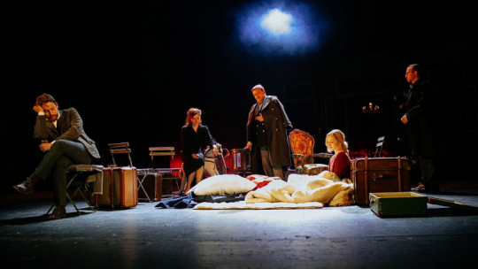 Aktorzy: Wiktoria Gorodeckaja (2L), Piotr Kramer (L), Grzegorz Małecki (P), Michalina Łabacz (2P) i Jan Frycz (C) podczas próby spektaklu „Trzy Siostry” w Teatrze Narodowym w Warszawie. Fot. PAP/A. Zawada