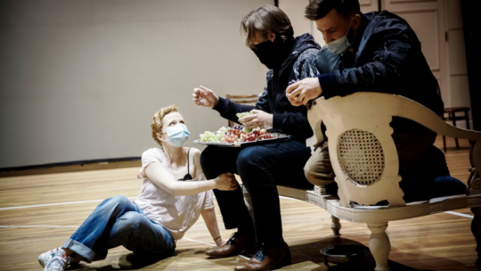 Próby do ŚNIEGU: Dominika Kluźniak (Bronka), Oskar Hamerski (Tadeusz), Henryk Simon (Kazimierz). Fot. Krzysztof Bieliński. Źródło: www.narodowy.pl