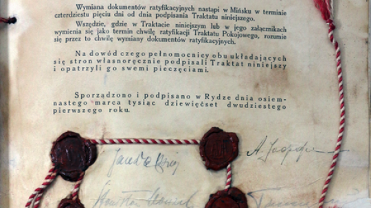 Ostatnia strona dokumentu Traktatu ryskiego z 18 marca 1921 r. z pieczęciami i podpisami stron. Źródło: Wikipedia Commons