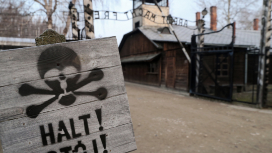 Oświęcim, 27.01.2020. Brama byłego obozu Auschwitz II-Birkenau w Oświęcimiu. Fot. A. Grygiel