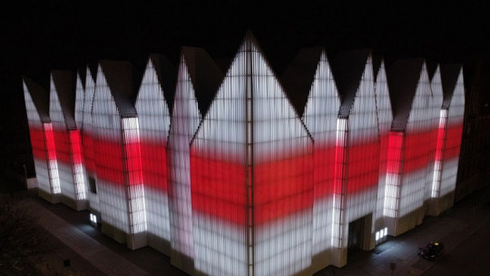 Iluminacja Filharmonii Szczecińskiej im. Mieczysława Karłowicza w ramach akcji #LightForBelarus. Fot. PAP/M. Bielecki
