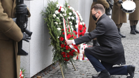 Warszawa, 01.03.2021. Obchody Narodowego Dnia Pamięci Żołnierzy Wyklętych. Minister obrony narodowej Mariusz Błaszczak (C) podczas uroczystości oddania hołdu ofiarom terroru komunistycznego pochowanym w zbiorowych mogiłach w kwaterze "Ł" Cmentarza Wojskowego na warszawskich Powązkach. PAP/T. Gzell