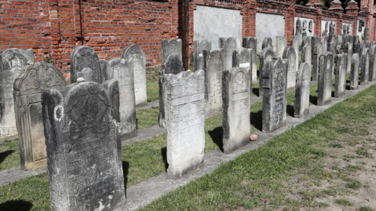 Łódź, 28.08.2020. Uroczystości upamiętniające 76. rocznicę likwidacji Litzmannstadt Getto (łódzkiego getta) pod pomnikiem pamięci łódzkich Żydów na cmentarzu żydowskim w Łodzi. PAP/R. Zawistowski