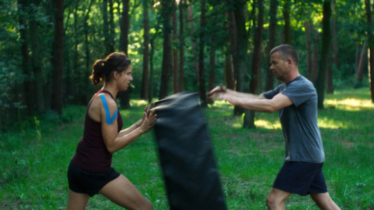 Fragment flimu Łukasza Grzegorzka pt. „Córka trenera”, prezentowanego na 4. Festiwalu Filmów Polskich „Wisła” online w Serbii. Źródło: www.facebook.com/FestiwalWisla