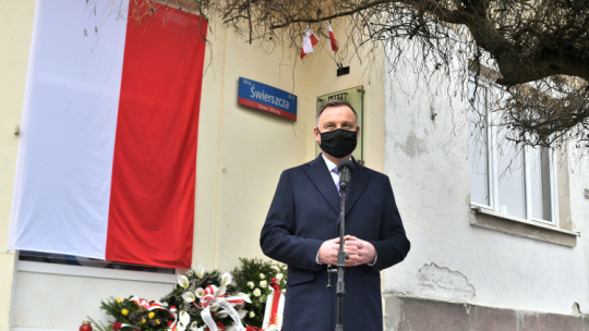 Warszawa, 01.03.2021. Obchody Narodowego Dnia Pamięci Żołnierzy Wyklętych. Prezydent RP Andrzej Duda podczas uroczystości złożenia wieńców przed tablicą upamiętniającą ofiary komunistycznego terroru w miejscu pamięci „Willa Jasny Dom” w Warszawie. PAP/A. Lange