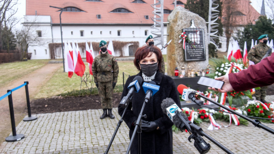 Marszałek Sejmu RP Elżbieta Witek podczas uroczystości złożenia kwiatów pod Pomnikiem Żołnierzy Wyklętych w Toruniu. Fot. PAP/T. Żmijewski