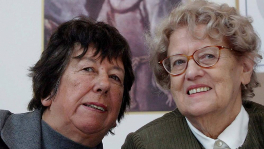 Izabella Galicka (L) i Hanna Sygietyńska (P) na tle obrazu „Ekstaza św. Franciszka” El Greca. 
