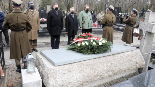 Warszawa, 11.03.2021. Szef Urzędu do Spraw Kombatantów i Osób Represjonowanych Jan Józef Kasprzyk (C-L) podczas uroczystości złożenia kwiatów na grobie marszałka Edwarda Śmigłego-Rydza na Cmentarzu Powązkowskim w Warszawie. Fot. PAP/T. Gzell
