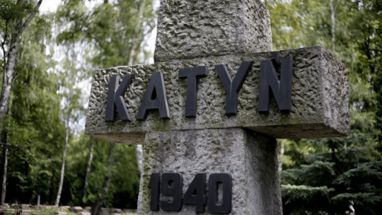 Pomnik upamiętniający ofiary Zbrodni Katyńskiej na Cmentarzu Wojskowym na Powązkach. Fot. PAP/L. Szymański