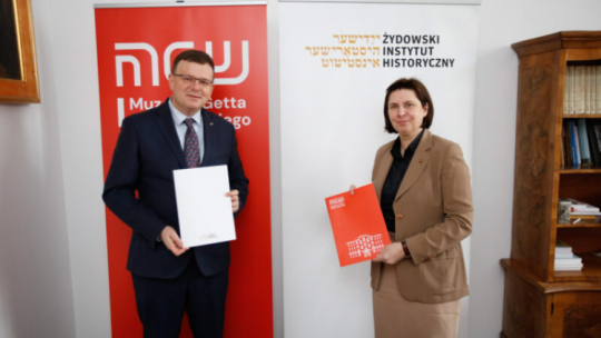 Dyrektor Żydowskiego Instytutu Historycznego Monika Krawczyk i dyrektor Muzeum Getta Warszawskiego Albert Stankowski podpisali porozumienie o współpracy między instytucjami. Źródło: Muzeum Getta Warszawskiego