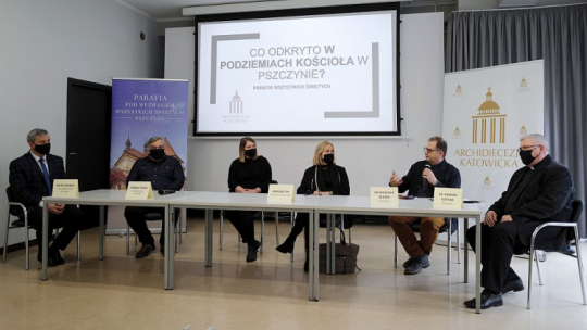 Archeolog dr Wojciech Głowa (2P), architekt, pomysłodawca projektu krypty dr Barbara Zin (3P), konserwator zabytków Tomasz Trzos (2L), zastępca burmistrza Pszczyny Piotr Sidzina (L) i proboszcz parafii Wszystkich Świętych i Matki Bożej Różańcowej w Pszczynie ks. Damian Gatnar (P) podczas konferencji prasowej nt. odkryć dokonanych w podziemiach kościoła w Pszczynie. Fot. PAP/A. Grygiel
