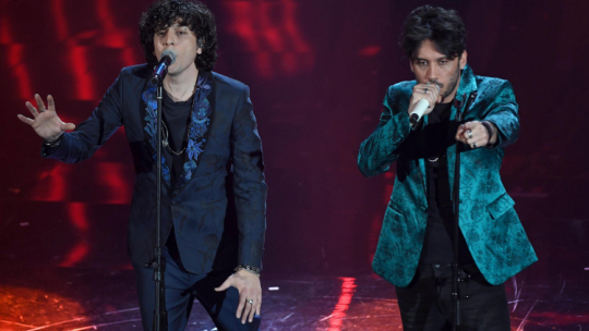 San Remo 2.03.2021. Włoscy piosenkarze Ermal Meta (L) and Fabrizio Moro (R) podczas występu na festiwalu San Remo. Fot. PAP/EPA