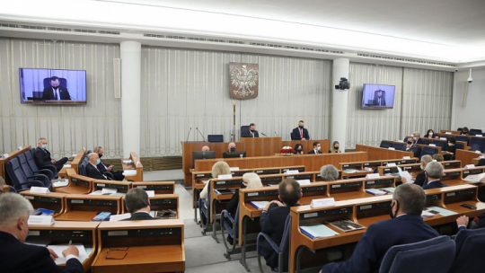 Senatorowie na sali obrad. Fot. PAP/W. Olkuśnik