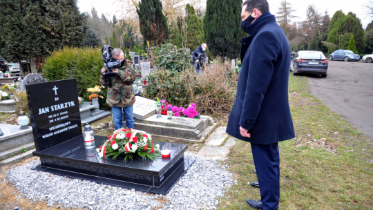 Dyrektor Oddziału Instytutu Pamięci Narodowej w Szczecinie dr Paweł Skubisz podczas odsłonięcia nagrobka Jana Starzyka. Fot. PAP/M. Bielecki