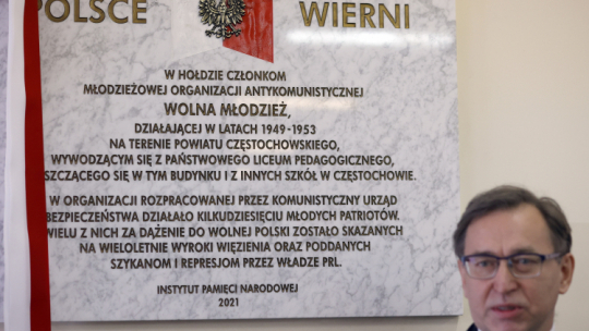 Częstochowa, 04.03.2021. Prezes IPN Jarosław Szarek podczas uroczystości odsłonięcia tablicy upamiętniającej antykomunistyczną organizację młodzieżową "Wolna Młodzież" na budynku IX Liceum Ogólnokształcącego im. C. K. Norwida w Częstochowie. Fot. PAP/W. Deska