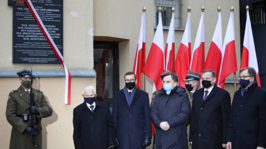 Premier Mateusz Morawiecki (3L) oraz minister sprawiedliwości, prokurator generalny Zbigniew Ziobro (3P), szef UdsKiOR Jan Józef Kasprzyk (2P), prezes IPN Jarosław Szarek (P) oraz przewodniczący Rady do Spraw Kombatantów i Osób Represjonowanych Bogusław Nizieński (2L) podczas uroczystości odsłonięcia tablicy upamiętniającej płk. Łukasza Cieplińskiego i członków IV ZG ZiW w Muzeum Żołnierzy Wyklętych i Więźniów Politycznych PRL w Warszawie. Fot. PAP/L. Szymański