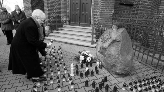 Teresa Majchrzak składa kwiaty przed pomnikiem zabitego syna Piotra Majchrzaka. Poznań, 13.12.2017. Fot. PAP/J. Kaczmarczyk