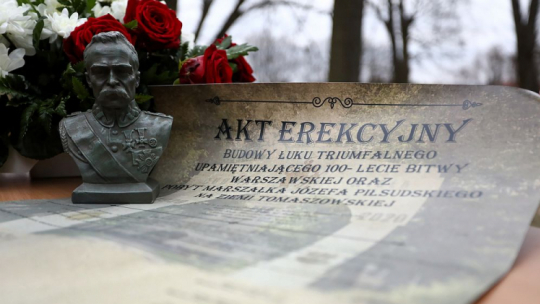Akt erekcyjny budowy łuku triumfalnego w Tomaszowie Lubelskim. 20.03.2021. Fot. PAP/B. Wójtowicz