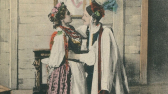 Pocztówka-fotos z bohaterami Wesela Dziennikarzem i Stańczykiem wydana z okazji premiery dramatu. Źródło: Polona