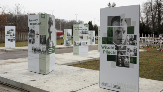 Nowo otwarte wystawy plenerowe o rtm. Witoldzie Pileckim oraz o ppłk. Łukaszu Cieplińskim w kwaterze "Ł" Cmentarza Wojskowego na warszawskich Powązkach. Fot. PAP/P. Supernak