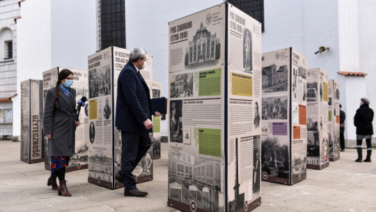 Fragment plenerowej wystawy „Użyteczność. Patriotyczny aktywizm społeczny i działania modernizacyjne w Polsce od końca XVIII wieku do II wojny światowej” otwartej na pl. Jana Kochanowskiego w Lublinie. Fot. PAP/W. Jargiło