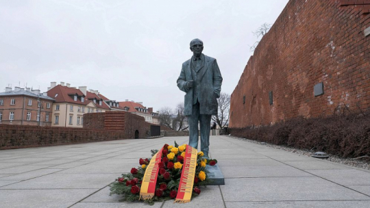 Pomnik Jana Zachwatowicza na Starym Mieście w Warszawie. Fot. PAP/M. Marek
