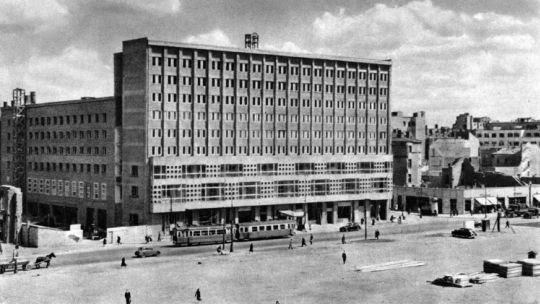1948 r. Budynek Powszechnej Kasy Oszczędności (Bank Polski) w Warszawie przy ul. Marszałkowskiej róg Sienkiewicza. Źródło: Wikipedia Commons
