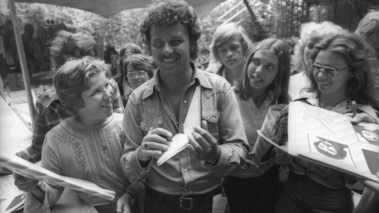 Sopot 27.08.1976. XVI Międzynarodowy Festiwal Piosenki. Nz. piosenkarz Krzysztof Krawczyk w przerwie próby w Operze Leśnej rozdaje autografy. Fot. PAP/T. Walczak
