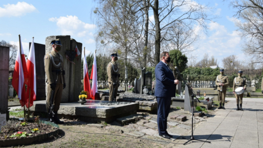 Szef Urzędu do Spraw Kombatantów i Osób Represjonowanych Jan Józef Kasprzyk podczas ceremonii upamiętnienia 76. rocznicy wyzwolenia obozów koncentracyjnych KL Ravensbrueck i KL Sachsenhausen. Źródło: Fb UdSKiOR 