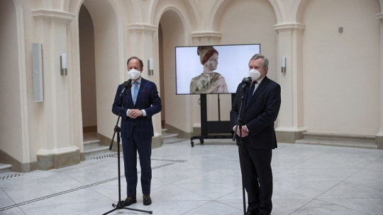 Wicepremier, minister kultury, dziedzictwa narodowego i sportu Piotr Gliński (P) i dyrektor Muzeum Narodowego w Krakowie prof. dr hab. Andrzej Szczerski podczas konferencji prasowej w Muzeum Książąt Czartoryskich w Krakowie. Fot. PAP/Ł. Gągulski