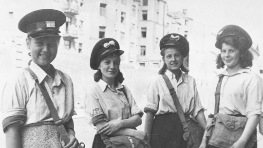 Listonoszki Harcerskiej Poczty Polowej Zawiszacy podczas Powstania Warszawskiego. Fot. PAP/CAF/Reprodukcja