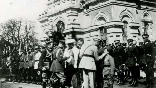 Marszałek Józef Piłsudski dekoruje Krzyżem Walecznych ucznia Gimnazjum Płockiego Tadeusza Jeziorowskiego. 10.04.1921 r. Fot. CAW