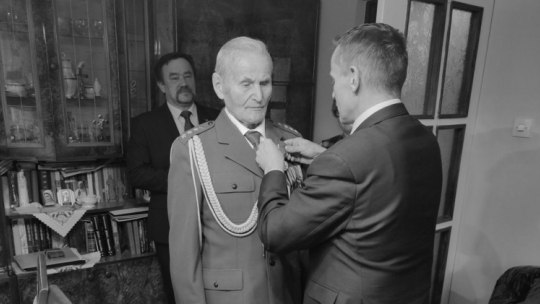 Józef Haza uhonorowany Medalem Stulecia Odzyskanej Niepodległości. Źródło: Małopolski Urząd Wojewódzki