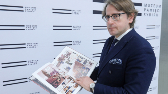Dyrektor muzeum prof. dr hab. Wojciech Śleszyński podczas konferencji prasowej i promocji komiksu "Sybir. Moja Historia" w Muzeum Pamięci Sybiru w Białymstoku. Fot. PAP/A. Reszko