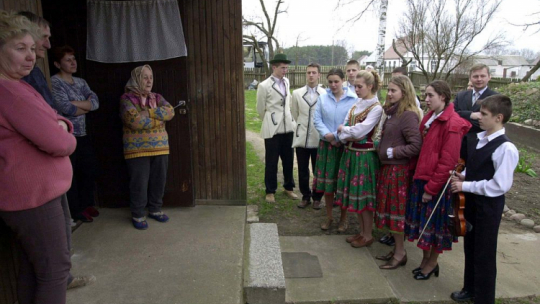 III Międzynarodowe Spotkanie z „Konopielką” – dawna tradycja kolędowania w drugi dzień Świąt Wielkanocnych. Knyszyn, 2004 r. Fot. PAP/L. Stankiewicz