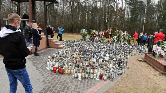 Kwiaty i znicze przed grobem Krzysztofa Krawczyka w Grotnikach. Fot. PAP/G. Michałowski