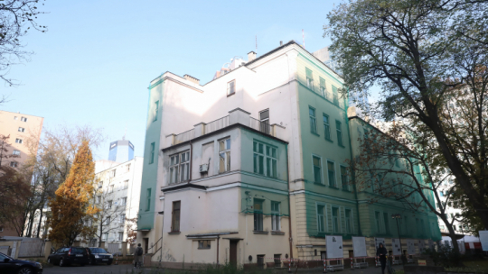 Budynek dawnego Szpitala Bersohnów i Baumanów zakupiony na rzecz Muzeum Getta Warszawskiego. Fot. PAP/T.Gzell