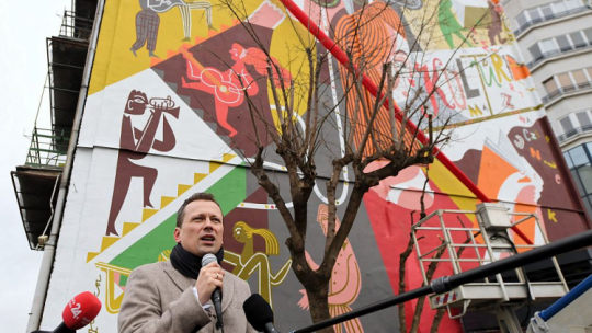 Dyrektor Narodowego Centrum Kultury Rafał Wiśniewski podczas uroczystego odsłonięcia muralu „170 metrów kwadratowych kultur”. Warszawa, 2019 r. Fot. PAP/P. Nowak