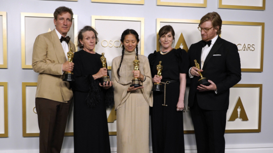  Producenci filmu "Nomadland": Peter Spears, Frances McDormand, Chloe Zhao, Mollye Asher and Dan Janvey. Fot. PAP/EPA
