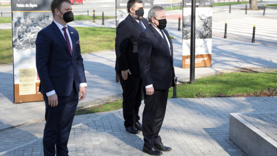 Wicepremier, minister kultury, dziedzictwa narodowego i sportu Piotr Gliński (P), dyrektor Instytutu Śląskiego, pełnomocnik ministra kultury, dziedzictwa narodowego i sportu do spraw organizacji wydarzeń kulturalnych związanych z 100. rocznicami III Powstania Śląskiego oraz powrotu części Górnego Śląska do Macierzy dr Bartosz Kuświk (2P) oraz dyrektor Biura Programu „Niepodległa” Jan Kowalski (L) podczas uroczystości złożenia kwiatów pod pomnikiem Wojciecha Korfantego. Fot. PAP/A. Zawada