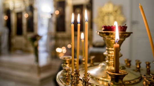 Ceremonia II Paschalnej Św. Liturgii w prawosławnej cerkwi pw. Zaśnięcia Najświętszej Maryi Panny w Krakowie podczas uroczystości Zmartwychwstania Pańskiego (Wielkanocy). 2020 r. Fot. PAP/Ł. Gągulski