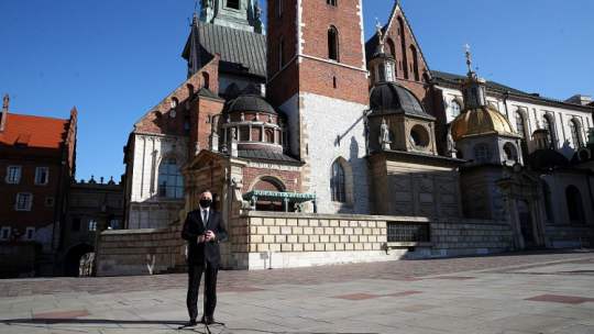 Prezydent RP Andrzej Duda podczas wypowiedzi dla mediów w trakcie obchodów 11. rocznicy katastrofy smoleńskiej na Wawelu w Krakowie. 10.04.2021. Fot. PAP/Ł. Gągulski