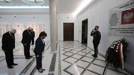 Marszałek Sejmu Elżbieta Witek (3L) oraz wicemarszałkowie Sejmu RP Ryszard Terlecki (L) i Piotr Zgorzelski (2L) składają wieniec przed sejmową tablicą ku czci posłów i senatorów zmarłych w katastrofie smoleńskiej. Warszawa, 10.04.2021. Fot. PAP/W. Olkuśnik