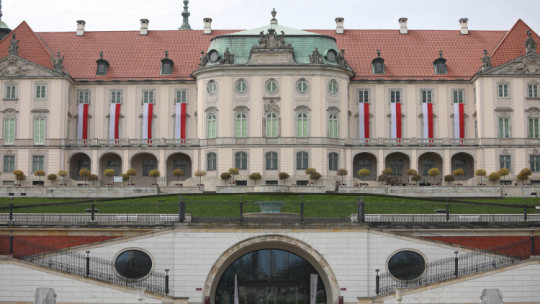  Warszawa, 29.04.2020. Biało-czerwone flagi na Zamku Królewskim, 29 bm. w Warszawie. PAP/L. Szymański