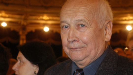 2005 r. Henryk Bereska z nagrodą "Transatlantyk" przyznaną za działalność translatorską. Fot. PAP/J. Bednarczyk