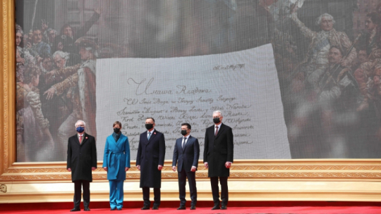 Warszawa, 03.05.2021. Narodowe Święto Trzeciego Maja. Prezydenci: RP Andrzej Duda (C), Łotwy Egils Levits (L), Litwy Gitanas Nauseda (P), Estonii Kersti Kaljulaid (2L) oraz Ukrainy Wołodymyr Zełenski (2P) podczas uroczystości z okazji Narodowego Święta Trzeciego Maja na dziedzińcu Zamku Królewskiego w Warszawie. Fot. PAP/L. Szymański