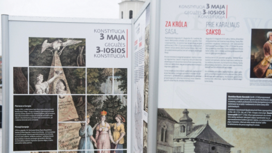 Wilno, Litwa, 03.05.2021. Otwarcie wystawy plenerowej "Konstytucja 3 Maja" na placu Katedralnym w Wilnie, 3 bm. Wystawa powstała w wyniku współpracy Muzeum Historii Polski w Warszawie i Instytutu Historii Litwy. Fot. PAP/V. Doveiko