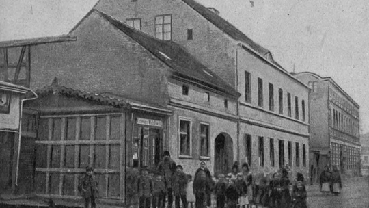 Szkoła we Wrześni, ok. 1901 r. Źródło: Wikipedia Commons